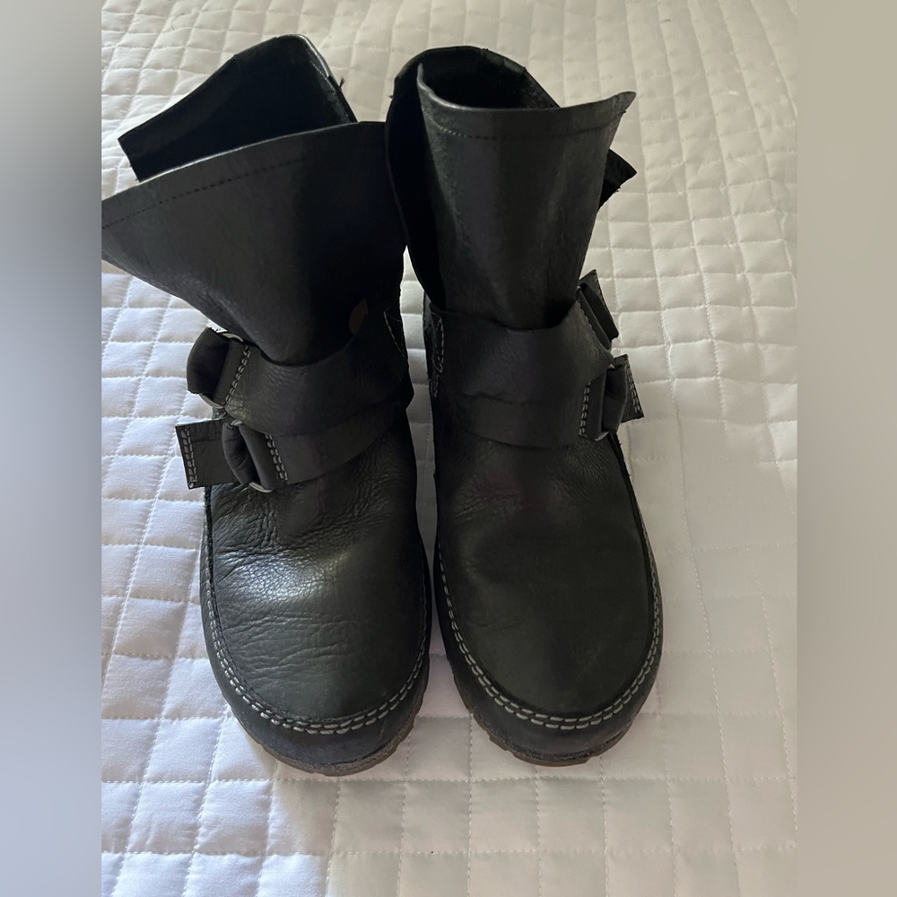 Womans sorel black leather soft size 8 booties yaquina